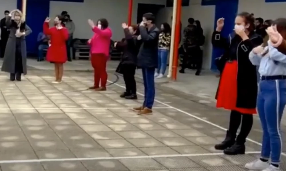 Μαθητές Ειδικού σχολείου «έψαλλαν» τον Εθνικό Ύμνο στη Νοηματική